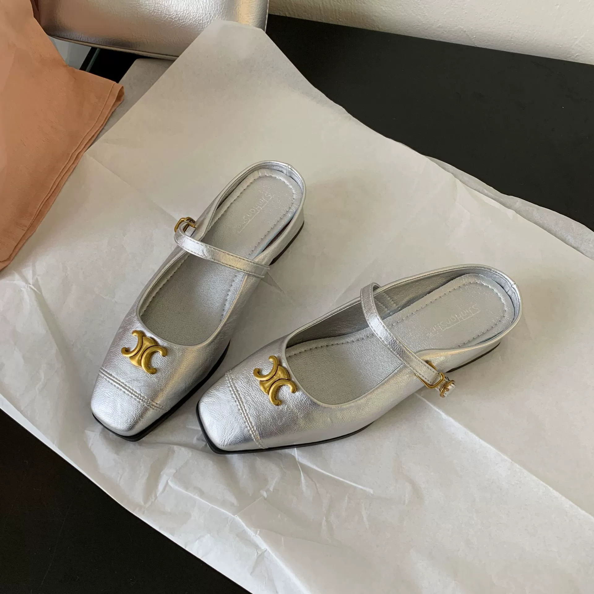 Retro slippers low-cut with a strap, Spring/Fall 2024 model
