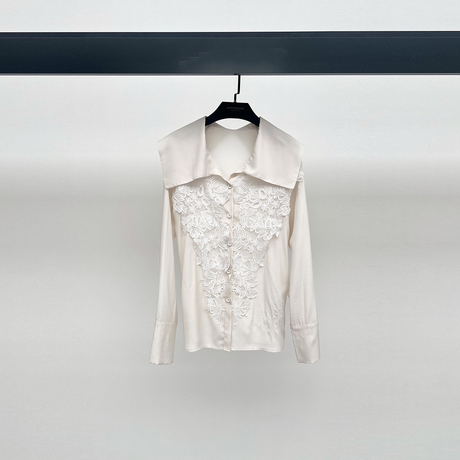 安斐欧娜2025新款披肩式大翻领立体蕾丝花边清新浪漫女长袖白衬衫