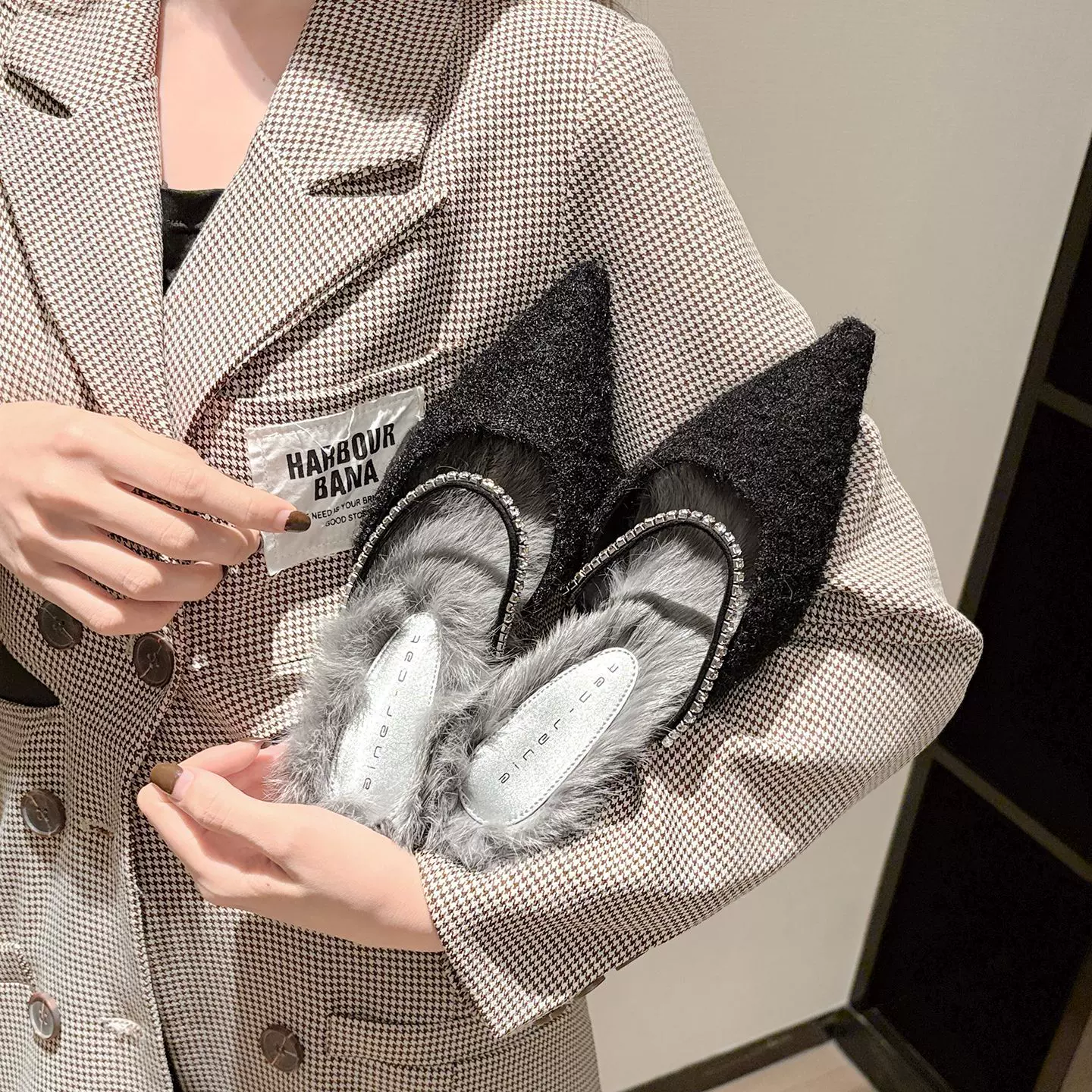 53019 高跟拖鞋女细跟2026年新款包头毛绒半拖鞋尖头水钻毛毛单鞋