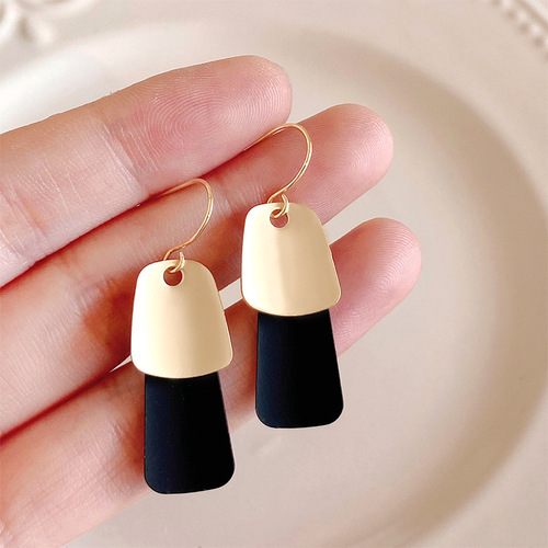 Earrings for women, fashionable and niche design, high-end temperament, stylish earrings, Korean influencers' bestseller in , trendy earrings for wholesale.