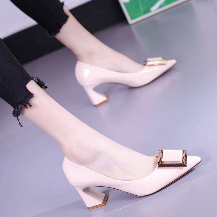Sexy tacones rojos para mujeres 2024 nuevos tacones gruesos puntiagudos poco profundos botones cuadrados franceses chicas zapatos de matrimonio de cuero lacado