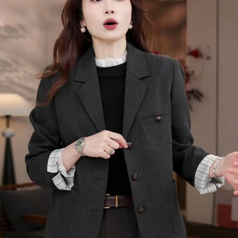Stylish and elegant gray blazer for women, 2026 autumn collection, long-sleeved, with a notched lapel, double-breasted, suitable for office wear and versatile for various occasions