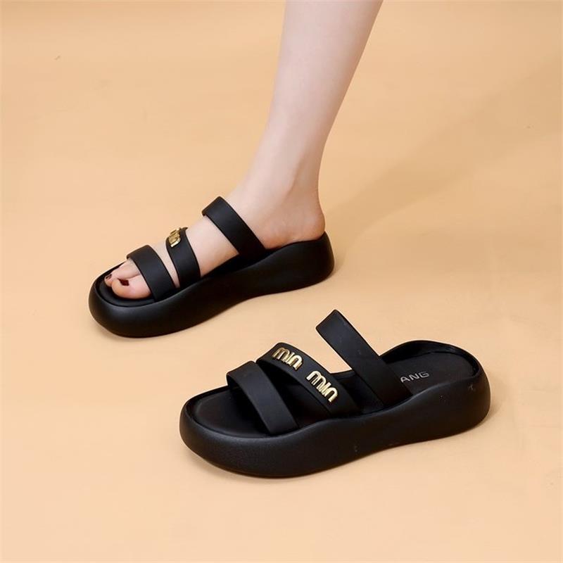 Zapatillas de playa para mujeres de verano 2024 nuevo estilo hermoso piso de mierda sensación suave francesa romana casual zapatillas de playa