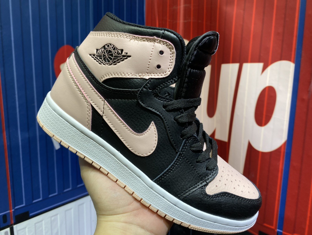 Suministro exclusivo transfronterizo de Putian de zapatillas de baloncesto AJ1 de caña media-alta en color marrón ceniza, negro y puntera roja, calzado deportivo unisex.