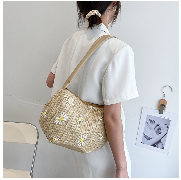 Korean Casual Chrysanthemum Shoulder Straw Woven Bucket Bag Wholesale display picture 7