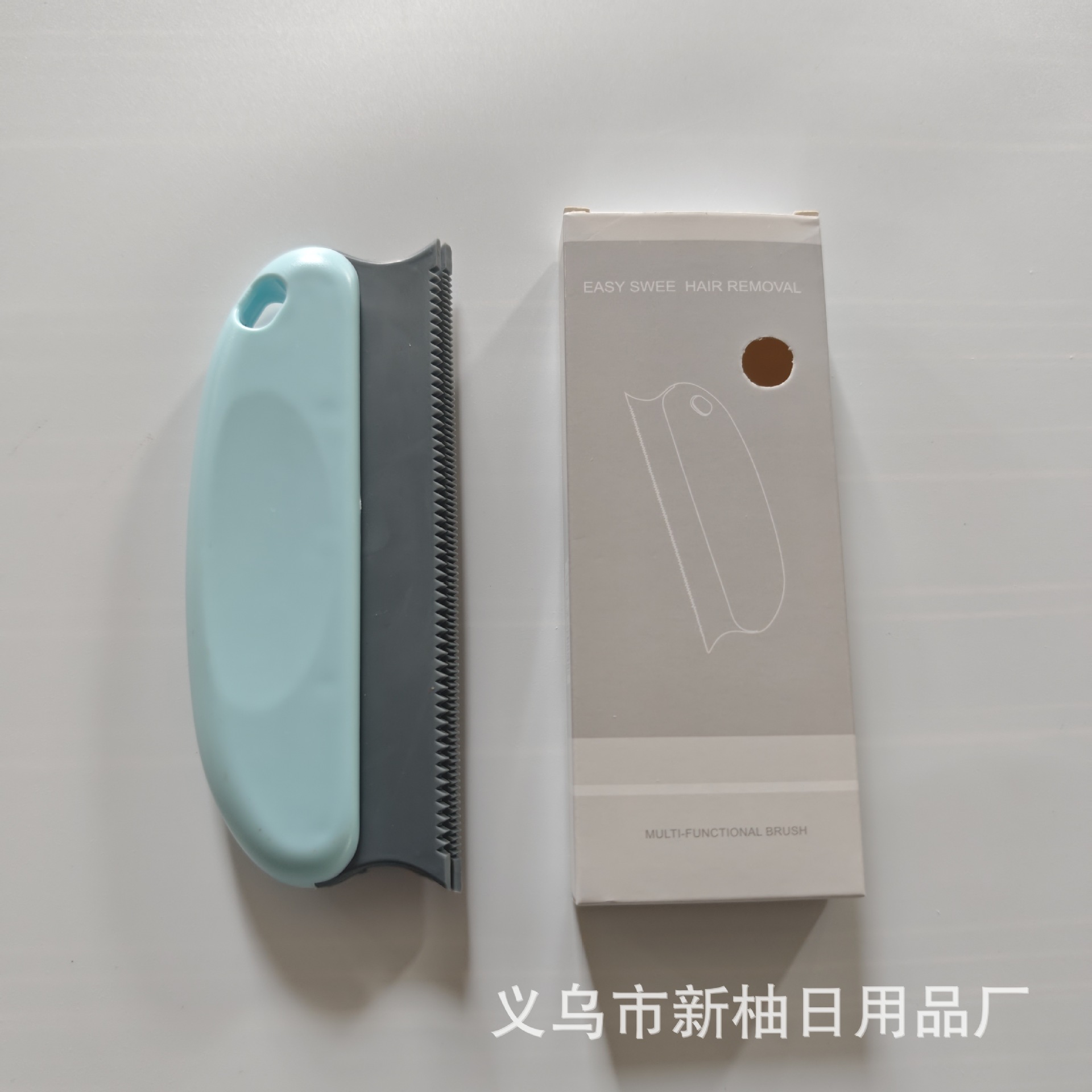 Caja de color azul claro.