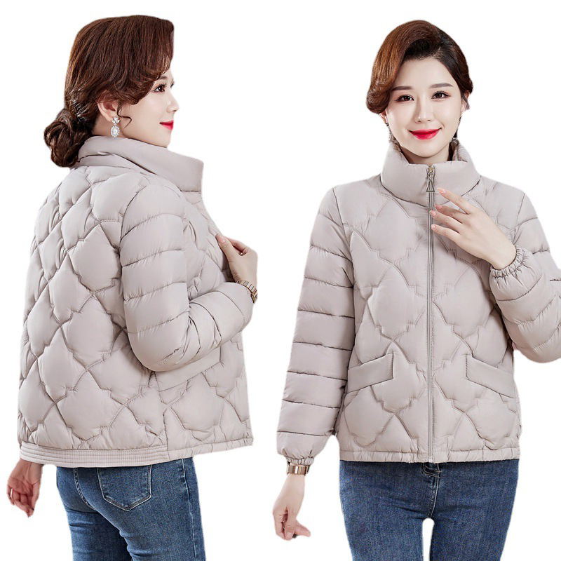 Comercio exterior ropa de madres de otoño y invierno ropa de algodón ligera de pluma grande delgada ropa de mujeres de mediana edad chaqueta de algodón corta abrigo caliente