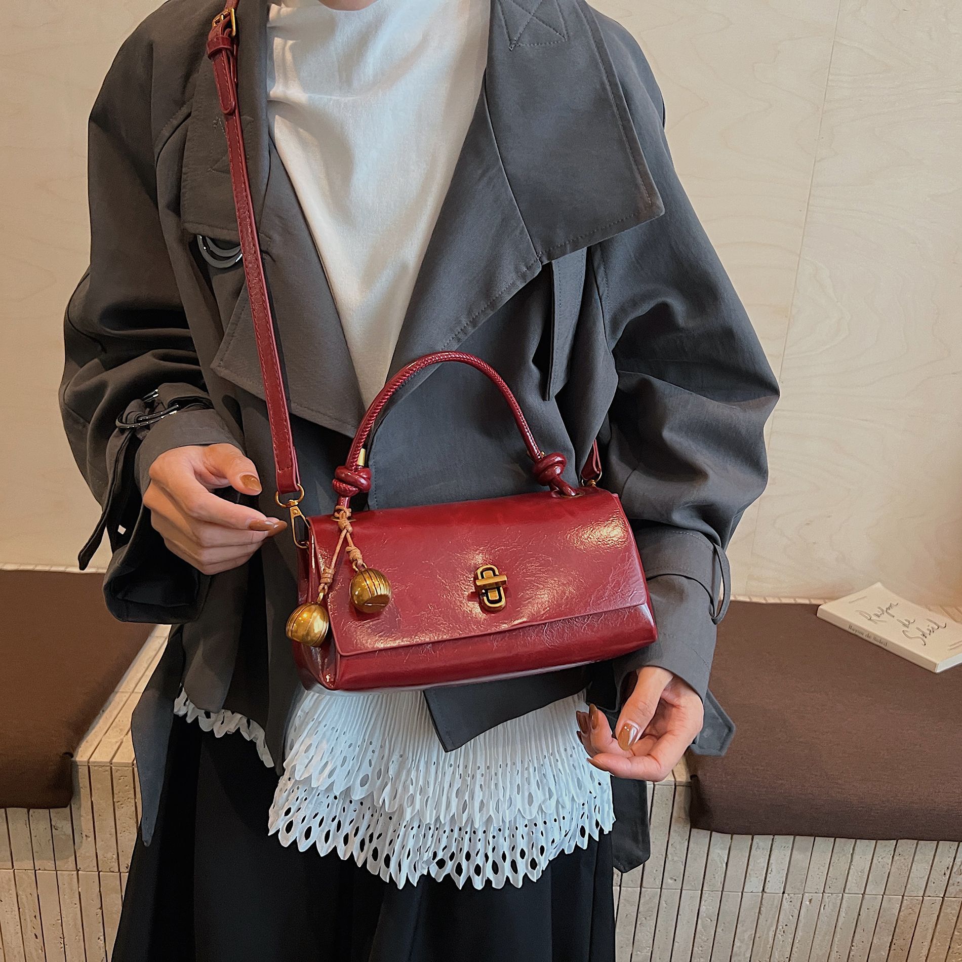 2025 nuevo estilo de moda nicho alto sentido retro estilo exterior lujoso ligero hombro único brazo inclinado bolso de mano de mujer