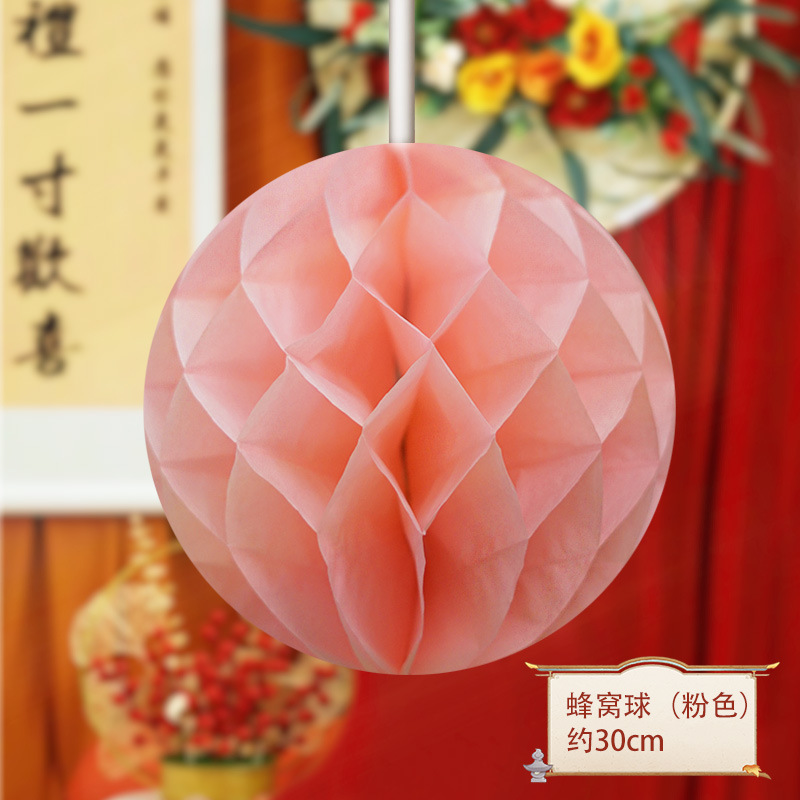 El primer aniversario del bebé decora la escena de la linterna roja, columna de panal, accesorios ceremoniales chinos.