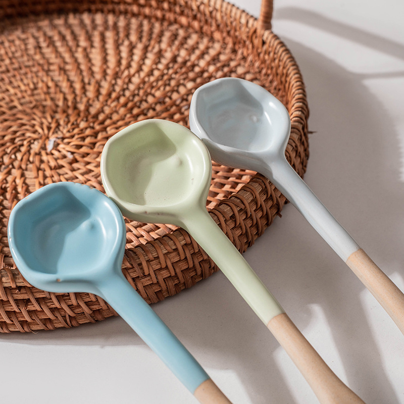 Cuchara de café de cerámica resistente al calor mango largo estilo retrógrado de cerámica japonesa condimento al por mayor cerámica áspera hecha a mano ins viento pequeño