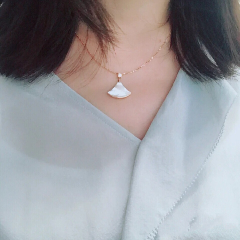 V ゴールドハイバージョンセイコー扇形スカートネックレス 18K ローズゴールドホワイトマザーオブパールカーネリアンライト高級ファッション鎖骨チェーン|undefined