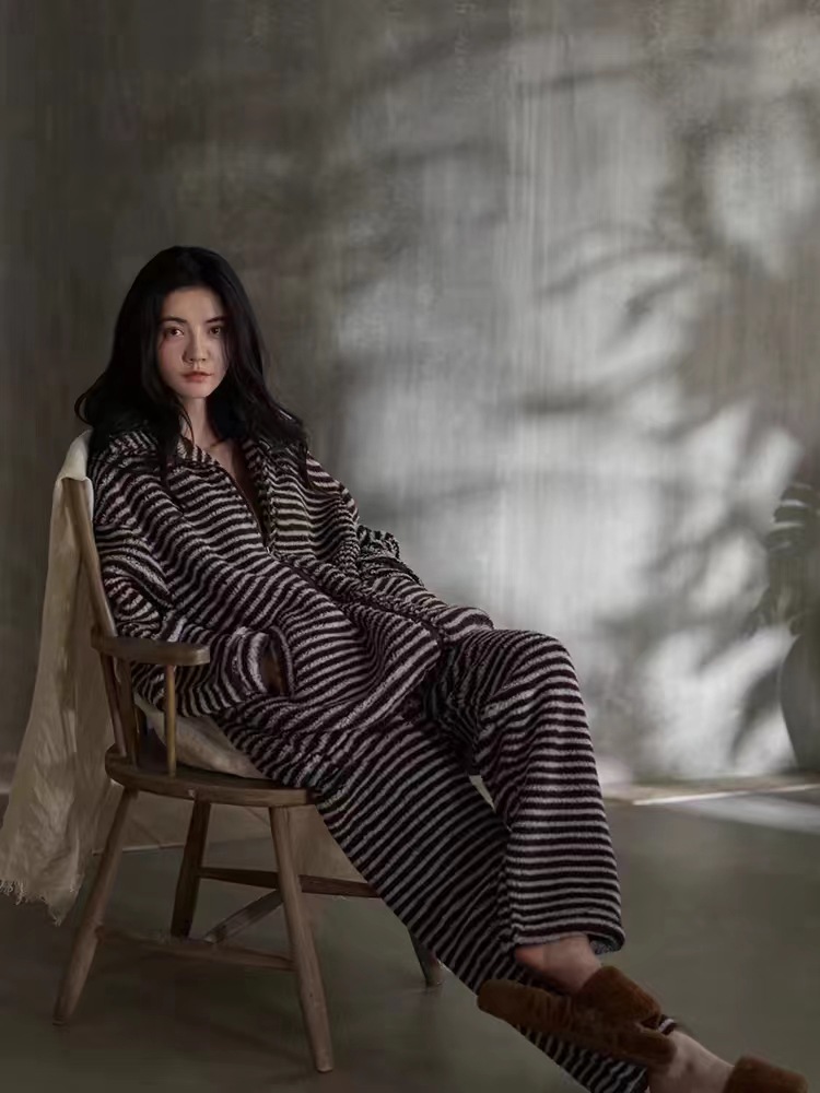 Otoño y invierno pijamas de terciopelo de coral 2025 rayas rojas de red con terciopelo grueso cremallera casual se puede usar fuera conjunto de casa