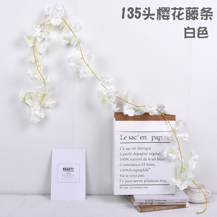 암호화 된 135 머리 사쿠라 화이트