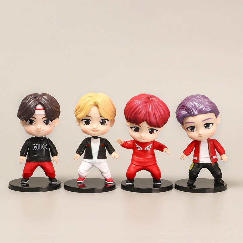 Dos generaciones de siete grupos juveniles hechos a mano animación alrededor de juguetes de dibujos animados muñecas pastel decoración