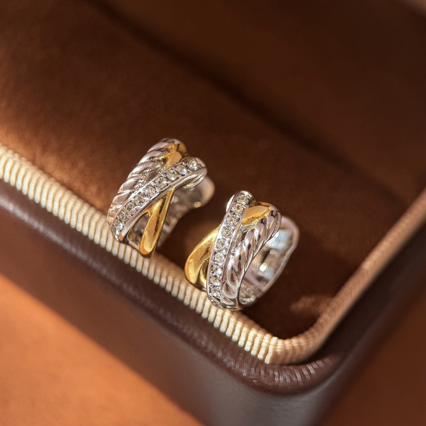 GeFei DY gold and silver two-tone twisted rope wrap-around diamond-encrusted C-shaped small hoop earrings, a combination of three elements, live-streamed cross-border earrings