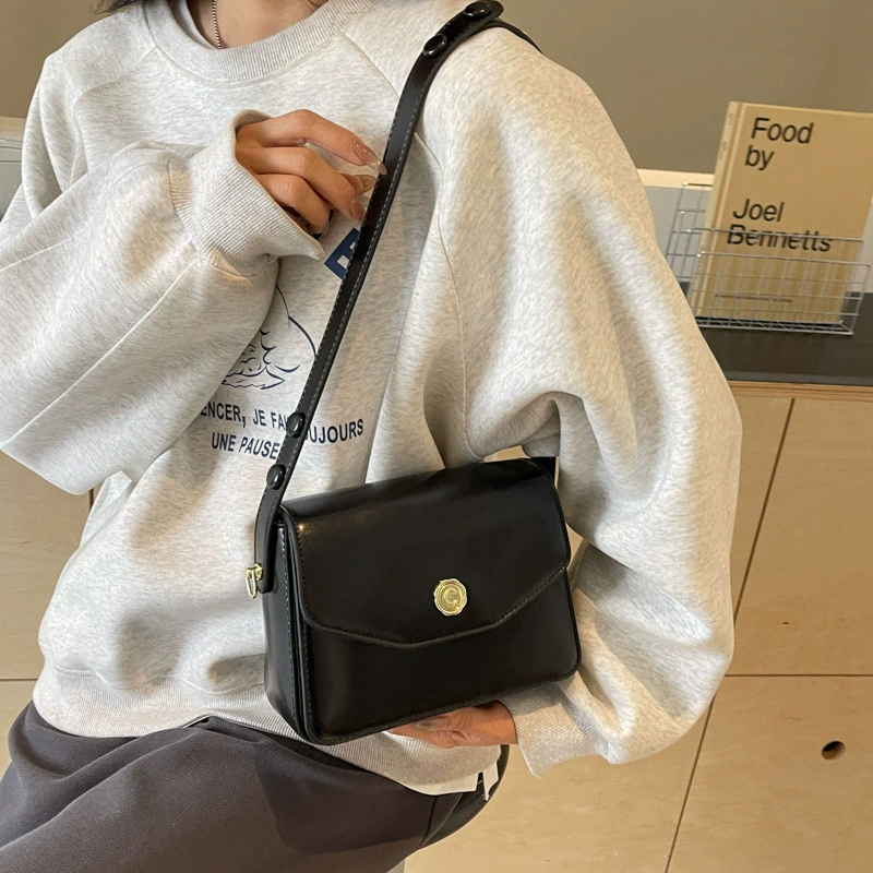 Универсальная щёчная румяна? Одно плечо сумка? "Universal face blush, one-shoulder bag" — здесь likely косметика с сумкой; translation should reflect 