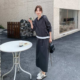 深灰色运动风通勤百搭套装女2026春新款撞色连帽卫衣半身裙两件套