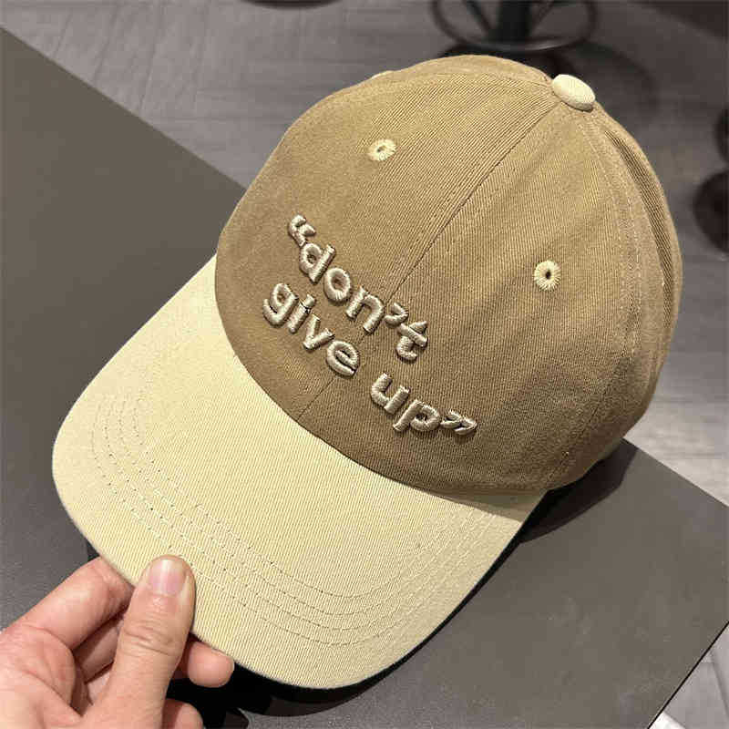 Sombrero de lengua de duck con letras de color Khaki