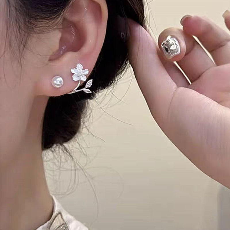 女性のための気質とファッショナブルなパールフラワーイヤリング 2025 新しいスタイルのライト高級ホットスタイルフロントとバックイヤリングニッチ多用途イヤリング|undefined