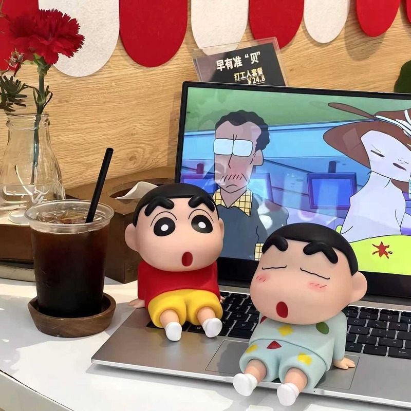 クレヨンしんちゃんアニメ怠惰な携帯電話ホルダー携帯電話ホルダーデスクトップ装飾品トレンディなフィギュアモデル人形ギフト|undefined