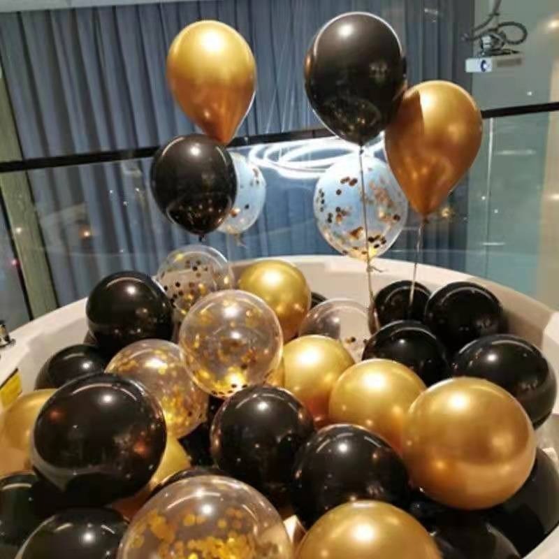 誕生日に風船を配置して結婚します。現場に風船を配置します。|undefined