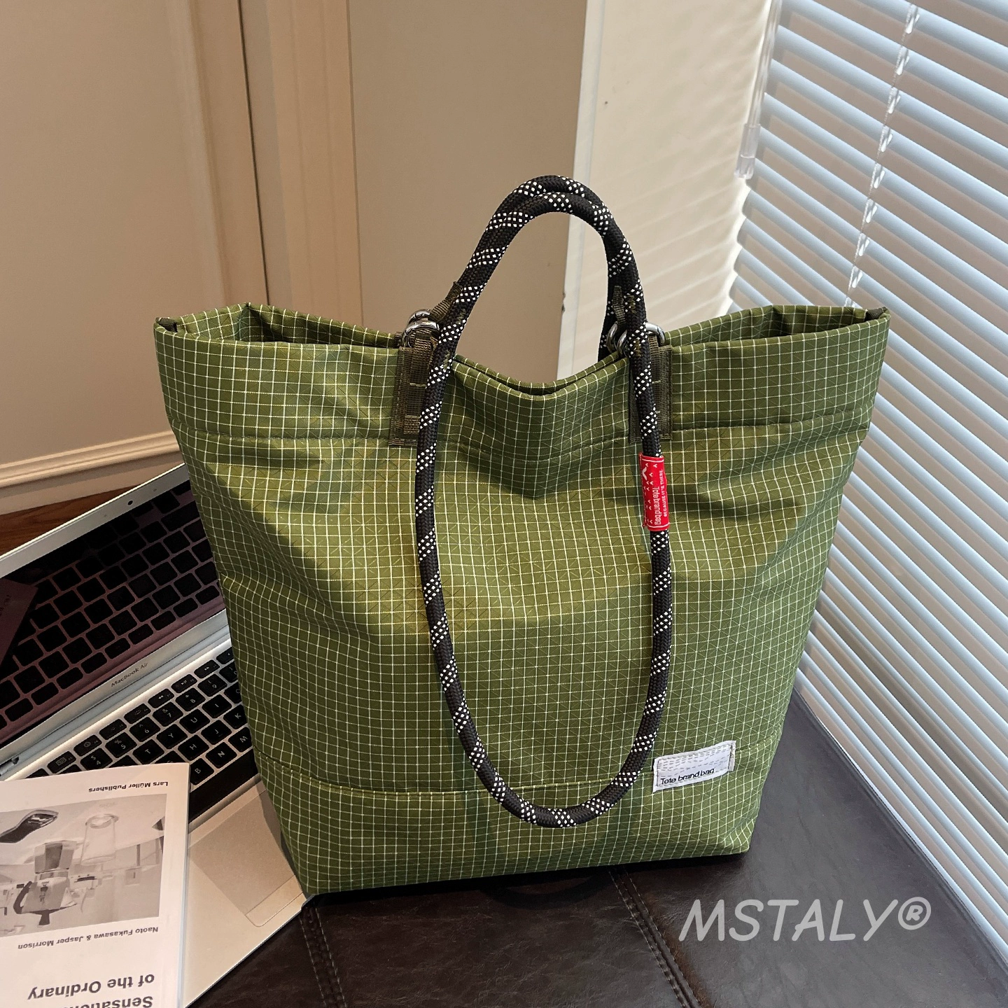 Japanese-Style Climbing Rope Outdoor Waterproof Lightweight Casual Nylon Bag for Women, Durable and Wear-Resistant Large-Capacity Commuter Tote Bag