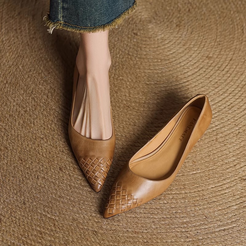 Very Comfortable French-Style Women's Shoes, New Model for Spring and Autumn, Shallow Pointed Toe, Low Heel, Chunky Heel, Medium Heel, Brown Woven, Apricot Color Very Comfortable French-Style Women's Shoes, New Model for Spring and Autumn, Shallow Pointed Toe, Low Heel, Chunky Heel, Medium Heel, Brown Woven, Apricot Color
