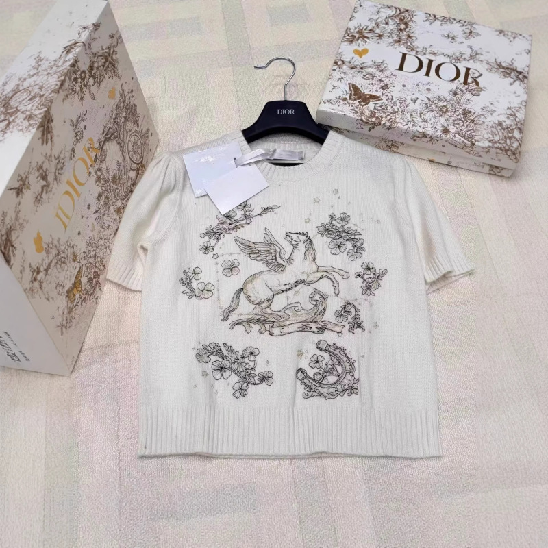 Shenzhen Nanyou Goods D Brand~ High-Quality Wool Knit Version, Early Autumn 2025 New Style, Heavy Embroidery Round-Neck Knit Short Top Shenzhen Nanyou Goods D Brand~ High-Quality Wool Knit Version, Early Autumn 2025 New Style, Heavy Embroidery Round-Neck Knit Short Top