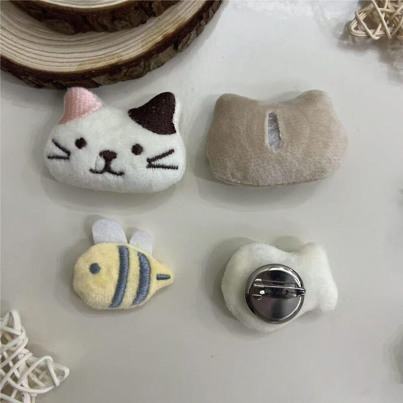 漫画ぬいぐるみ子猫かわいい魚と蜂ブローチヘアピン日本の子供用アクセサリー衣類バッグ多用途|undefined