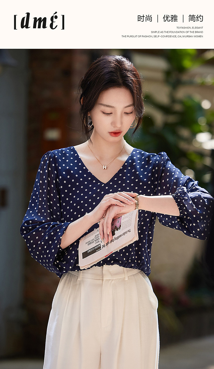 Áo sơ mi nữ cổ V họa tiết chấm bi chất liệu voan mỏng nhẹ dáng ngắn — Xanh navy chi tiết 1