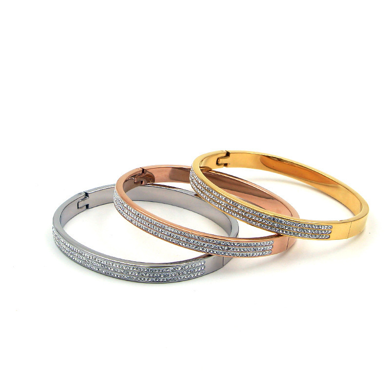 Nueva joyería de Yunyao: pulsera sencilla con diamantes para mujer, pulsera de lujo abierta de titanio y acero con tres filas de diamantes en oro rosa, venta al por mayor. image 5