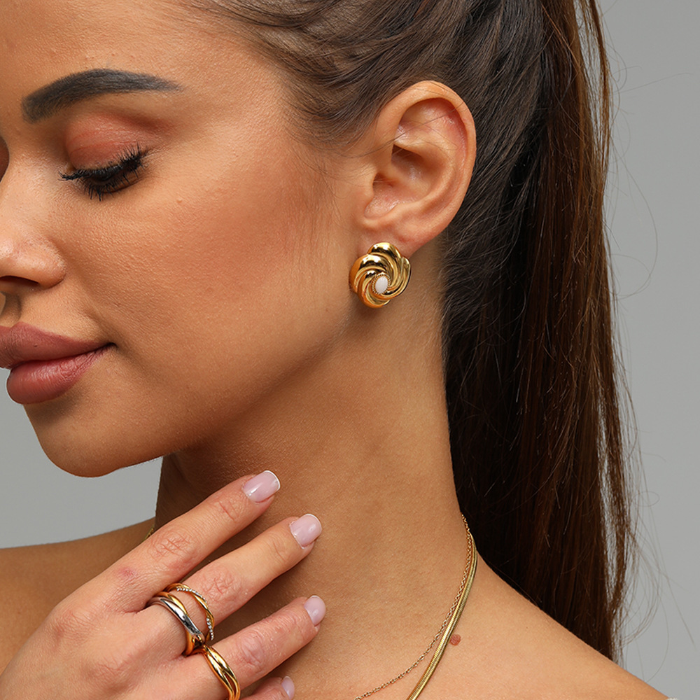 Taina estilo europeo clásico anillo jade blanco pernos de acero inoxidable de alta calidad personalidad giratoria pendientes de acero de titanio nicho femenino