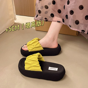 ���Sɫ�߼���С���Ӻ�כ���2026�¿�r�Б��˛���Ь�⴩һ����Ь
