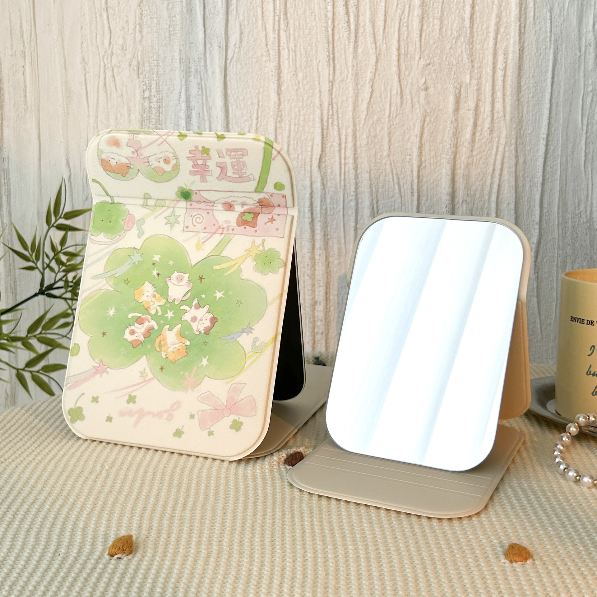 56458 personas han añadido a su carrito: Espejo de maquillaje plegable Tulip, disponible en varios tamaños, adecuado para exhibición en escritorios de dormitorios, espejo portátil al por mayor.