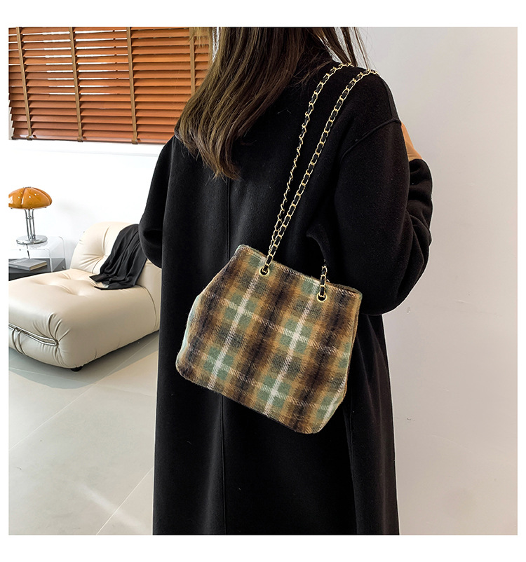 Retro and fashionable woolen texture bucket bag, large capacity commuting bag, chain check pattern casual single-shoulder crossbody women's bag undefined