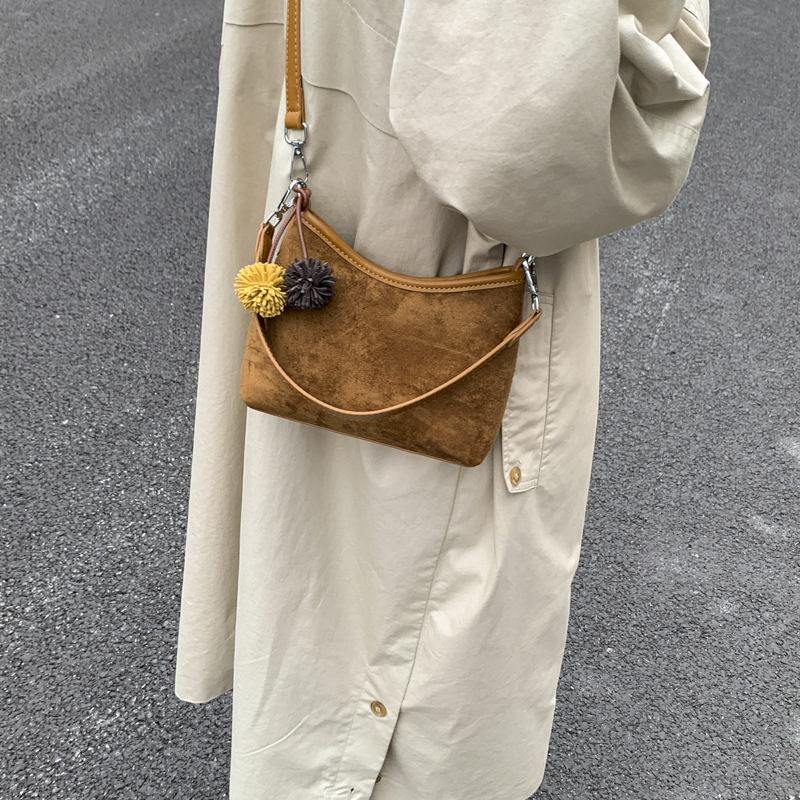 Transfronterizos retro gaúcia bolsas portátiles bajo las axilas mujeres otoño / invierno 2025 nuevo estilo coreano bolso de hombro mochila esmaltada