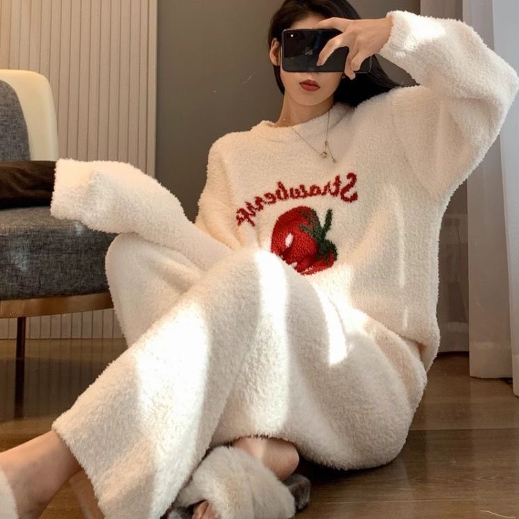 ハート型のサンゴのパジャマの女性の冬の厚いベルベットの保温の甘い愛の高級感の大きいサイズの家庭服のスーツ