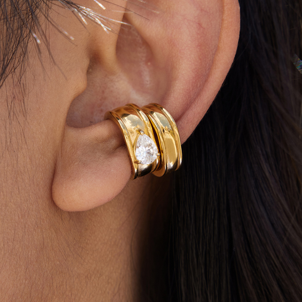 Wanxing Europa y los Estados Unidos gotas de agua Zircon orejas de orejas mujeres sin agujeros de orejas de acero inoxidable 18K diseño de nicho de joyas transfronterizas