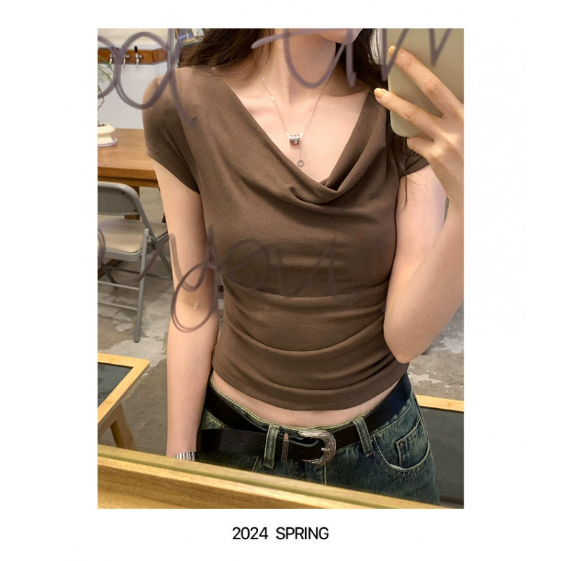 Дизайн Real Shot с расклешенным воротником, облегающая эластичная футболка с короткими рукавами для женщин, новый сексуальный короткий топ лета 2024 года.