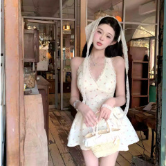 少し太ったmm甘いホットガールデザインVネックホルターネックドレス女性の夏の純粋な欲望ウエスト花柄ホリデーショートスカート
