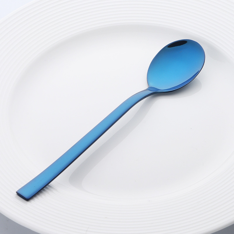 かわいい学生が食事をしているスプーンフォーク家庭用食堂の韓国式のアイデアの四角い柄304ステンレススプーンとチタンメッキのロゴ|undefined