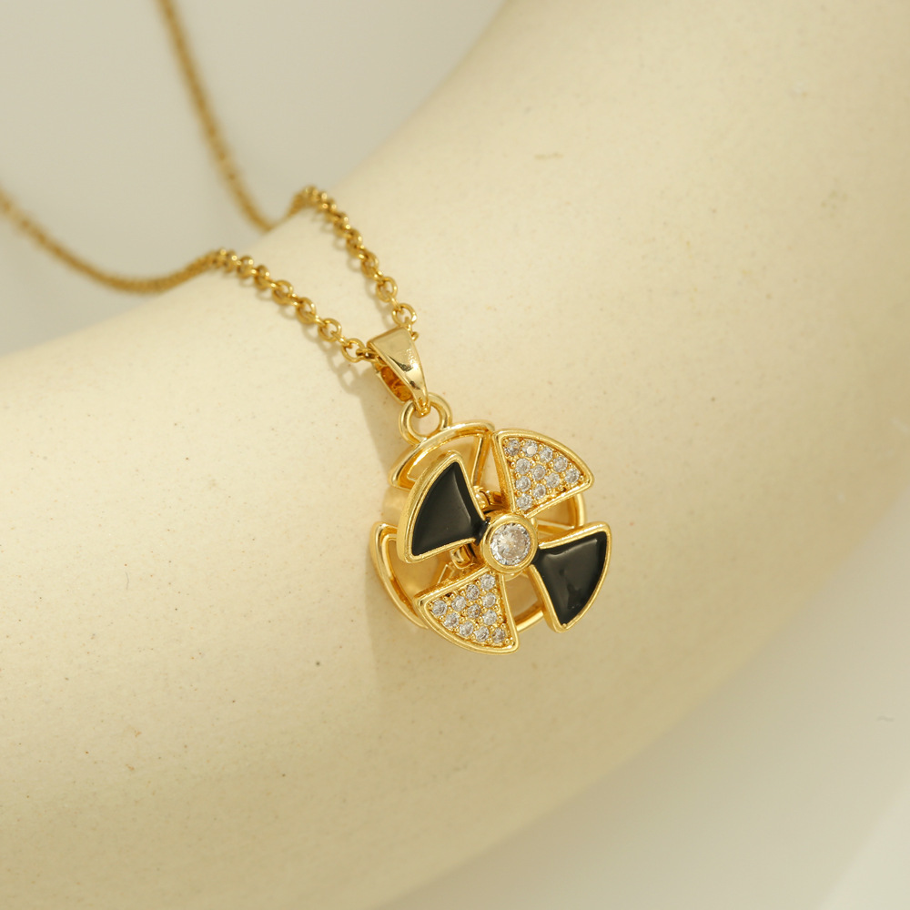 钛钢镀18K简约四叶草镶钻女项链吊坠轻奢款小众锁骨链