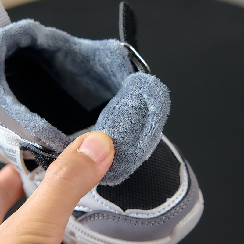 Zapatos infantiles al por mayor 2025 invierno versátil zapatos deportivos para niños calientes ligeros zapatos de correr casuales zapatos de algodón