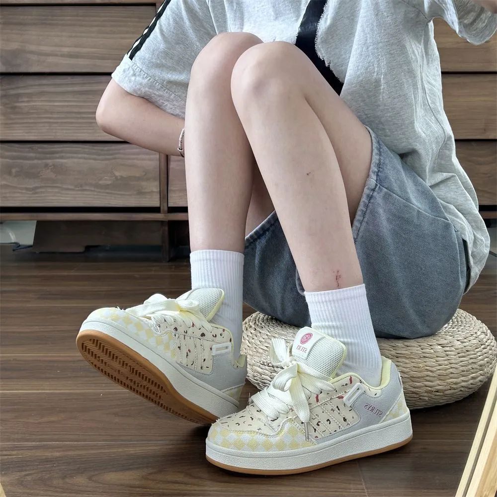 Zapatos de suela gruesa para mujeres in tide2025 primavera y otoño nuevos deportes casuales de pan pan pequeño zapatos blancos comercio exterior transfronterizo