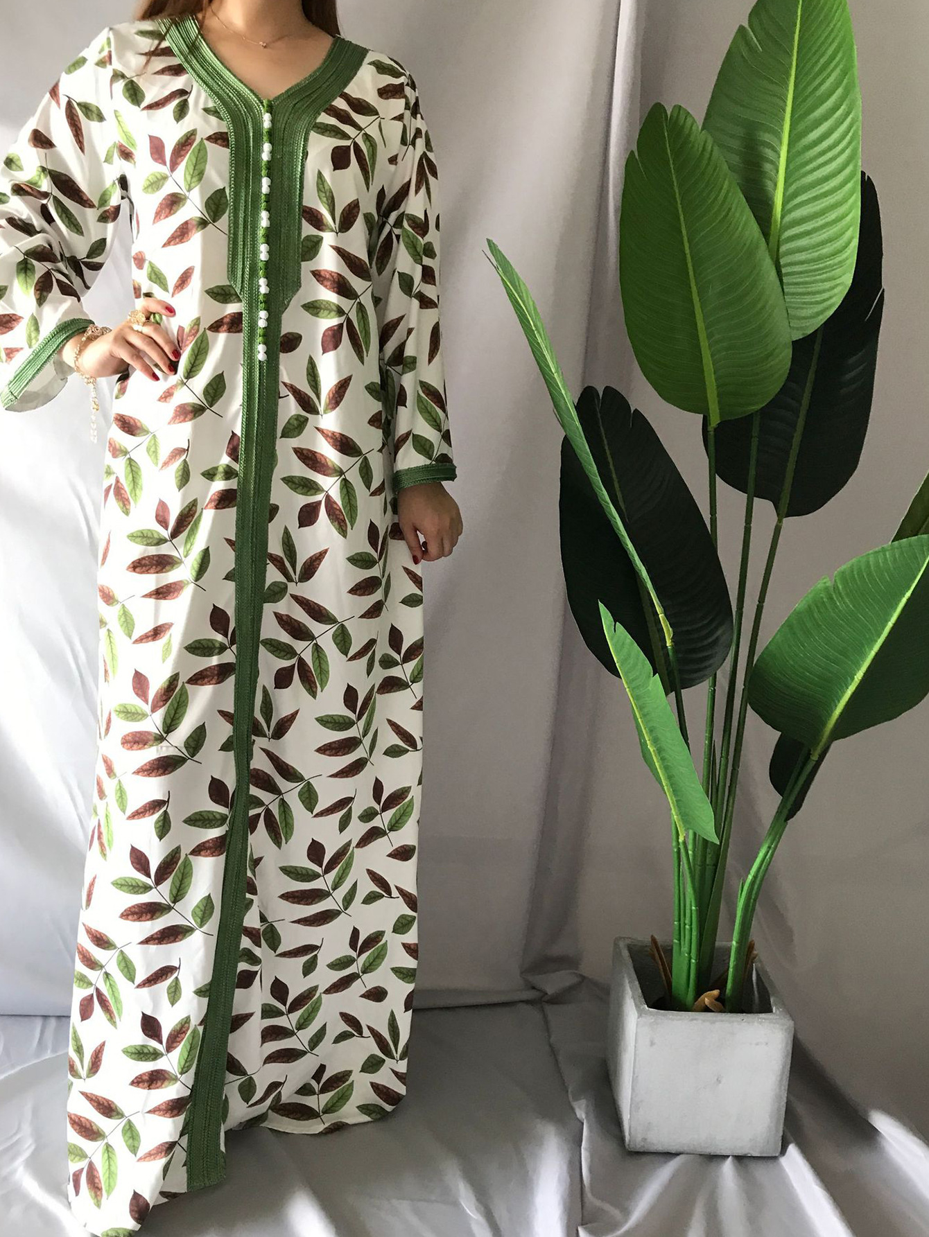 2024 Cross-Border Green Long-Sleeve V-Neck Lace Patchwork Printed Holiday Style Middle Eastern Women's Arabic Dress_ecoleips.com
