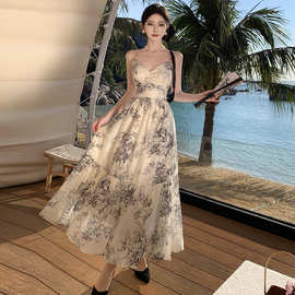 实拍荷叶边吊带连衣裙女2026春夏设计感水墨画收腰显瘦沙滩长裙子