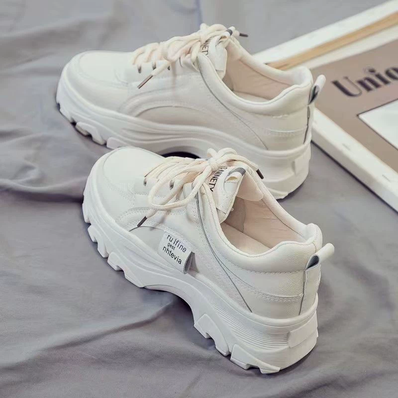 Универсальные женские кроссовки в стиле «папины кроссовки», новинка осени 2025 года, модные женские повседневные туфли на толстой подошве, стильные однотонные спортивные белые кеды.