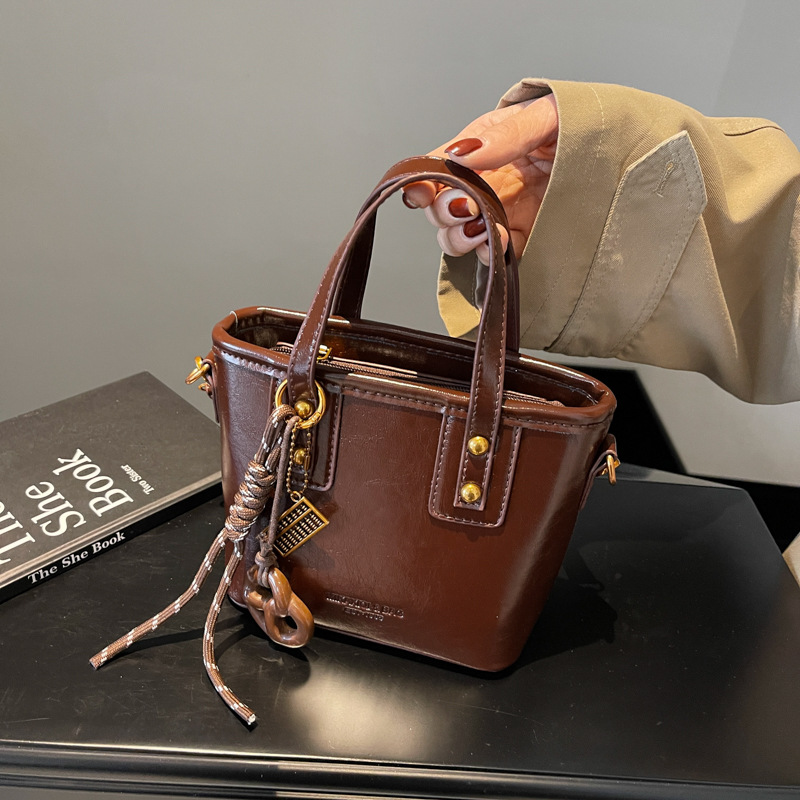 手拎复古休闲水桶包女2024新款潮流时尚单肩包韩版高级感百搭女包