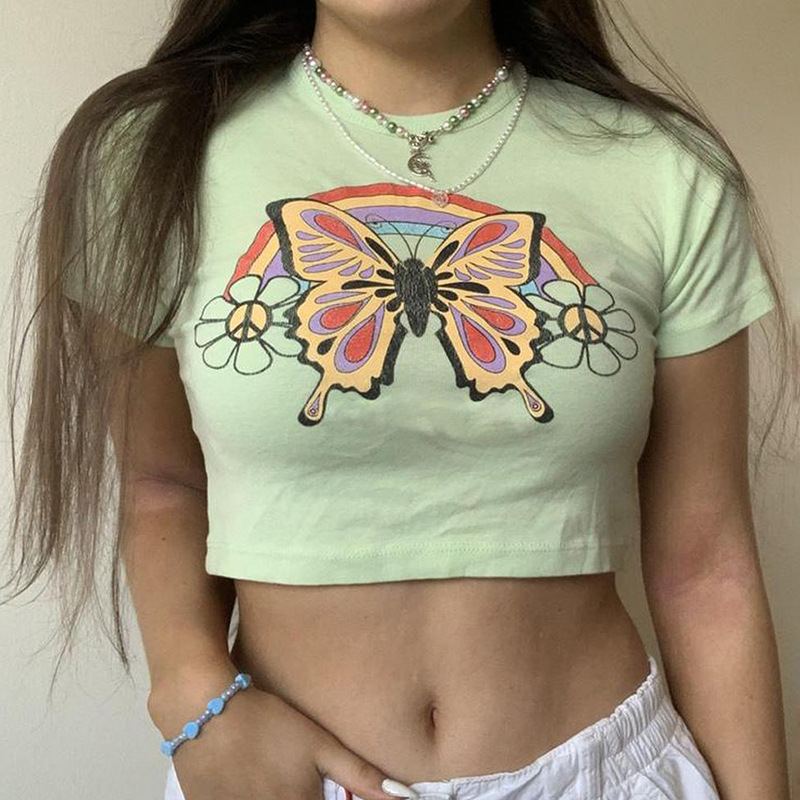 Camiseta de manga corta ajustada con cuello redondo y estampado de mariposas y arcoíris NSSSN127844