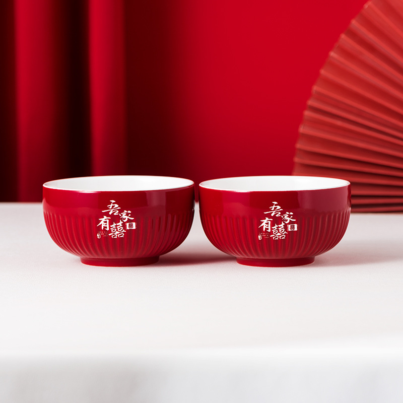 우리 가족은 새겨진 찻그릇 한 쌍을 가지고 있습니다.